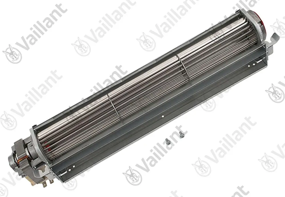 Vaillant Querstromlüfter mit einem langen, metallischen Gehäuse und mehreren Lüfterlamellen, montiert auf einer Basis mit elektrischen Anschlüssen.